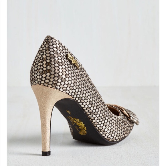 ModCloth Gold Bow Heels Size 40 - Picture 4 of 17